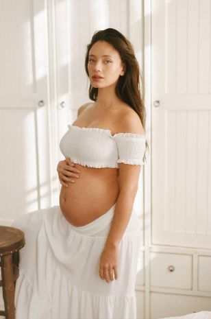 ריף נאמן לובשת חצאית הריון דאסטי לבנה של אבישג ארבל