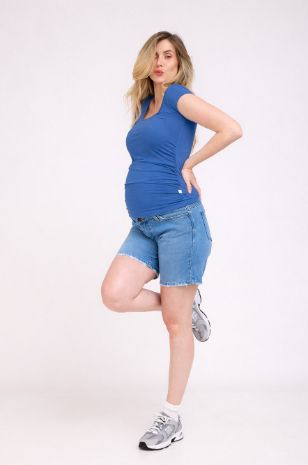 אישה לובשת חולצת הריון Baby Grow ש.קצר ג'ינס