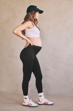 אישה לובשת טייץ לספורט להריון שחור