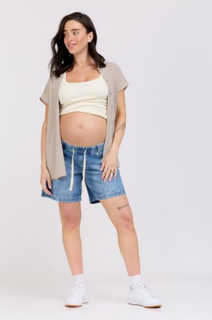 אישה לובשת ג'ינס הריון קצר ויקה כחול של אבישג ארבל